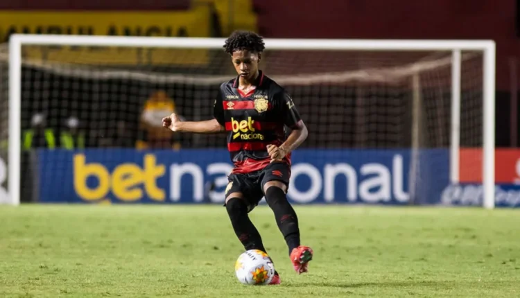 O volante Zé Lucas, de apenas 17 anos, tem sido um dos destaques do Sport no início da temporada de 2025. O jovem meio-campista caiu nas graças do treinador Pepa e atuou como titular nos primeiros confrontos da equipe rubro-negra do ano. 